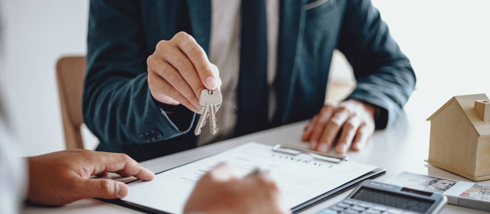 Ein erfahrener Immobilienmakler berät seine Kunden in Traun.