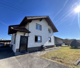 Einfamilienhaus in 4851 Gampern: Außenansicht mit Einfahrt, 140 m² Wohnfläche