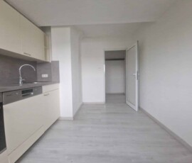 Dachgeschosswohnung in 4650 Lambach: kompakte Küche, Wohnfläche 57 m²