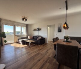 Wohnung in 4720 Neumarkt: großes Wohn-/Esszimmer mit Balkon, 87 m² Wohnfläche